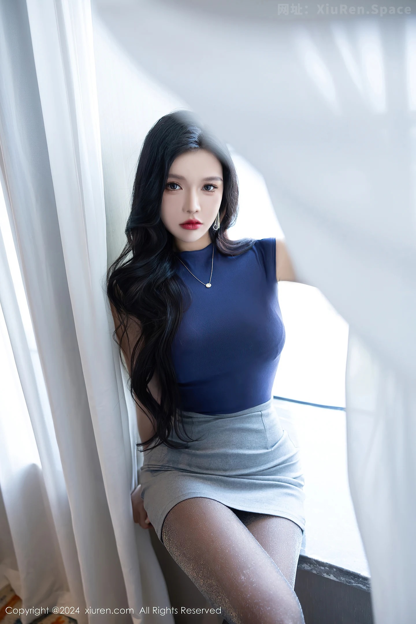 图片[2]-[XiuRen秀人网] VOL.9082 模特娜比性感蓝色T恤配超薄黑丝露蓝色内衣秀凹凸身材诱惑写真86P-秀人网官方网站